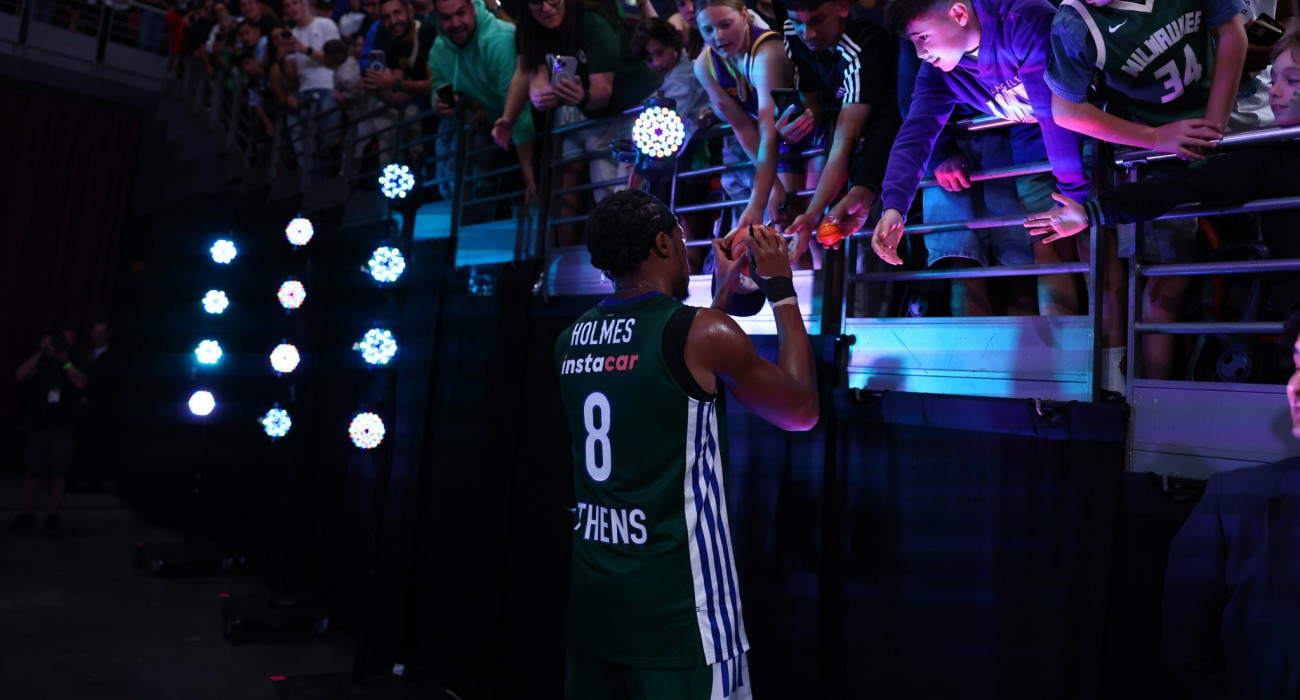 Ο Ρισόν Χολμς υπογράφει αυτόγραφα στους φίλους του Παναθηναϊκού / Πηγή: Eurokinissi