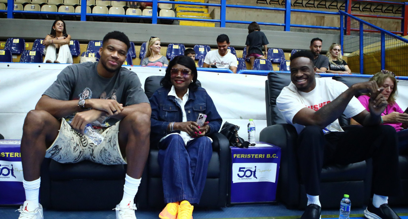 Ο Γιάννης και ο Θανάσης Αντετοκούνμπο, μαζί με την μητέρα τους Βερόνικα / Πηγή: Eurokinissi