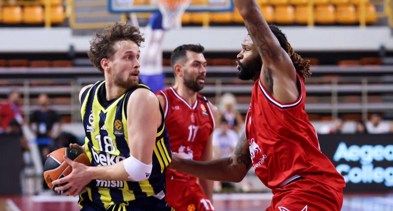 Ο Μίκαελ Γιάντουνεν μαρκάρεται από τον Ντέβιν Μπούκερ / Πηγή: Eurokinissi