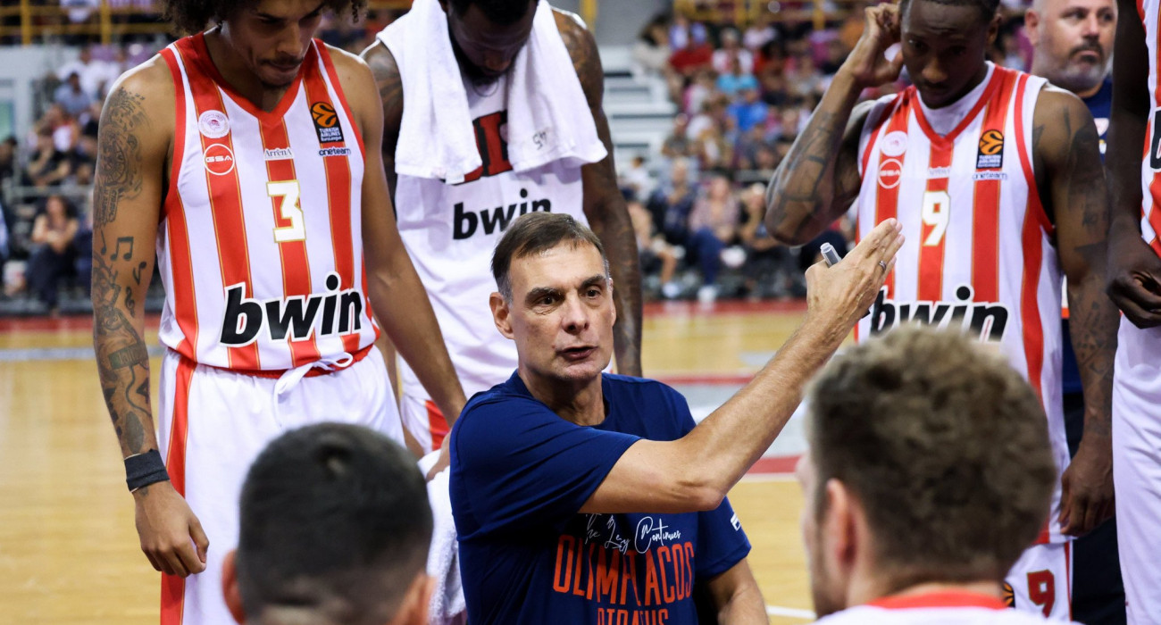 Ο Γιώργος Μπαρτζώκας δίνει οδηγίες στους παίκτες του - Πηγή: Eurokinissi