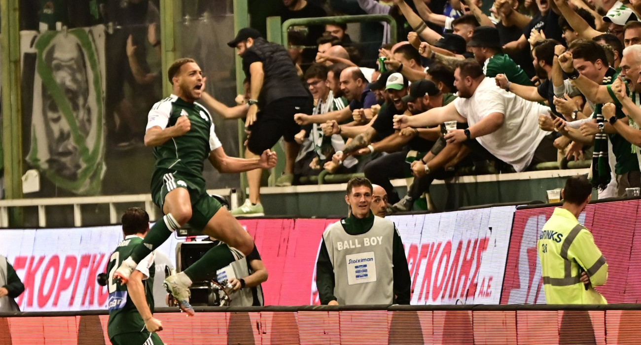 Ο Σίριλ Ντέσερς με τους φίλους του Παναθηναϊκού μετά το γκολ που πέτυχε / Πηγή: Eurokinissi