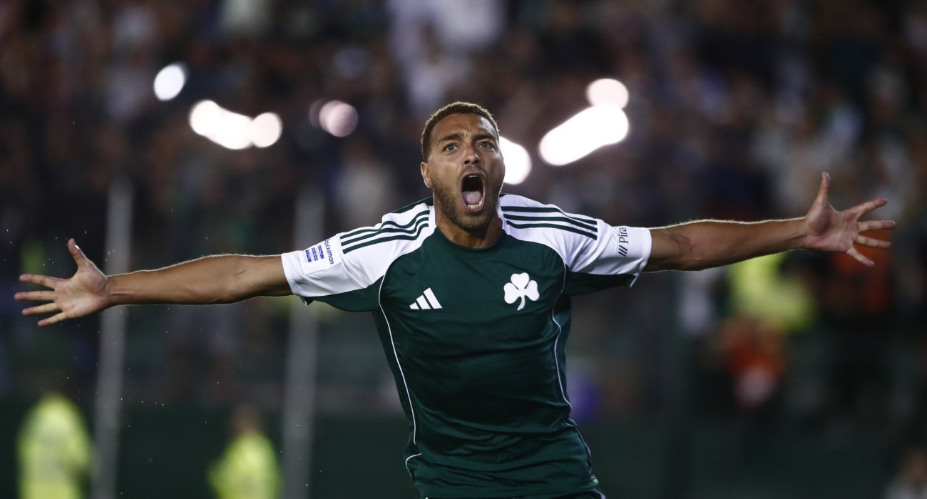 Ο Σίριλ Ντέσερς πανηγυρίζει το γκολ της νίκης επί του Ολυμπιακού /Πηγή: Eurokinissi