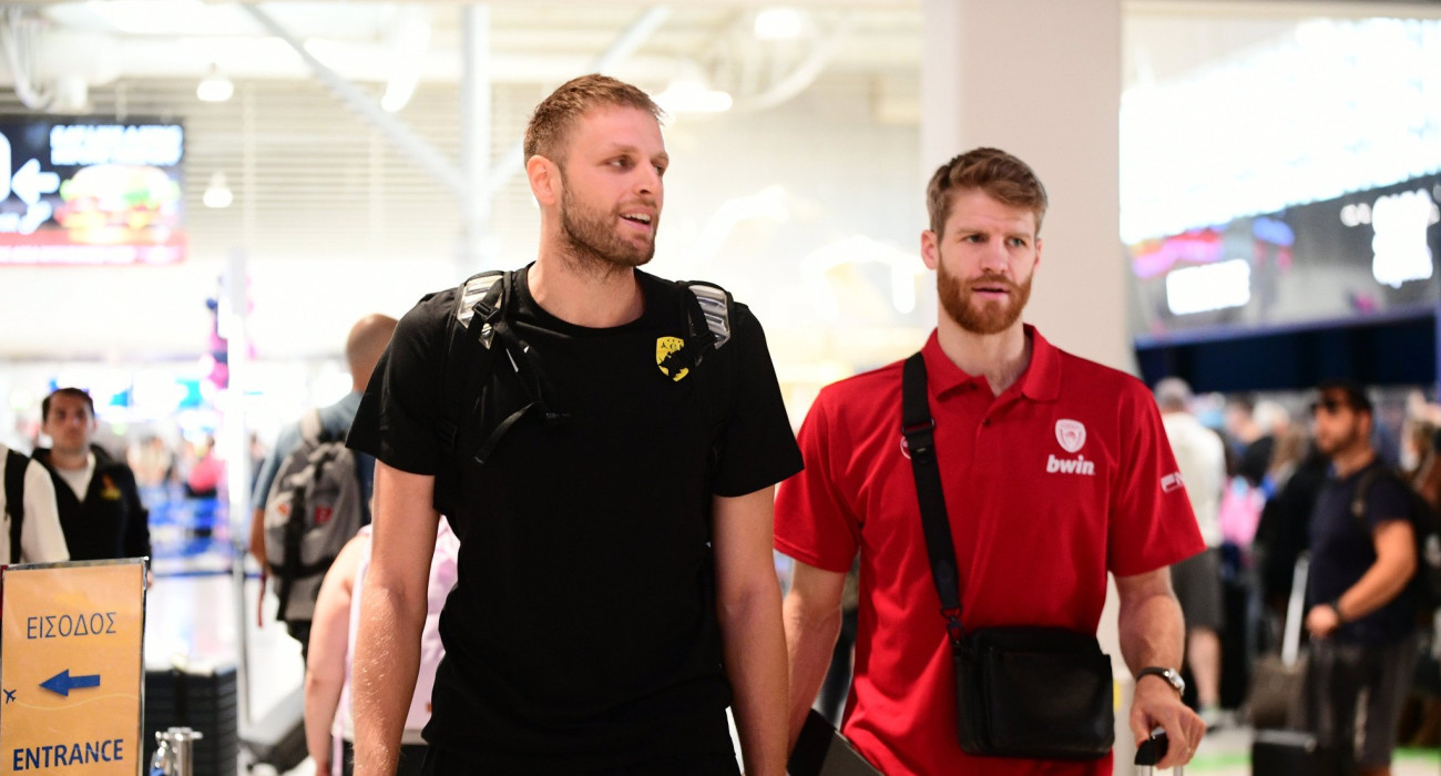 Ο Τόμας Γουόκαπ περπατάει μαζί με τον Βασίλη Χαραλαμπόπουλο, Πηγή: Eurokinissi