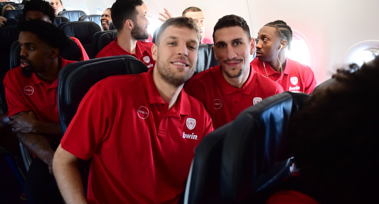 Έφτασαν οι ομάδες στη Ρόδο - Πηγαδάκια και πειράγματα στο αεροπλάνο (photos)