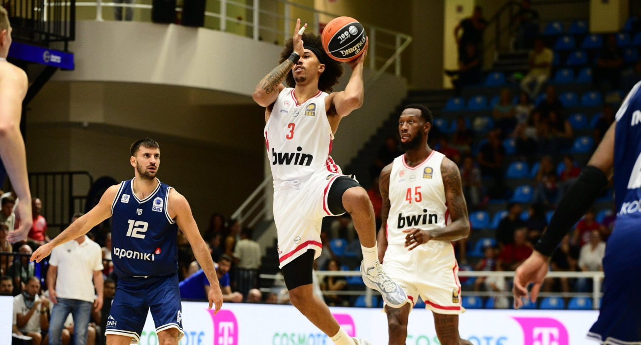 Ο Τάισον Γουόρντ απειλεί το αντίπαλο καλάθι υπό το βλέμμα του Ντόντα Χολ / Πηγή: Eurokinissi