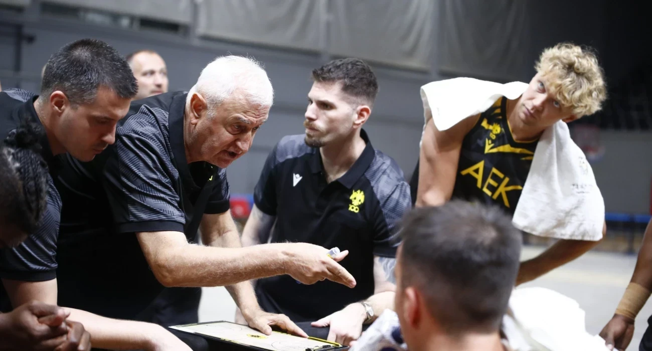 Ο Ντράγκαν Σάκοτα δίνει οδηγίες στους παίκτες του / Πηγή: Eurokinssi