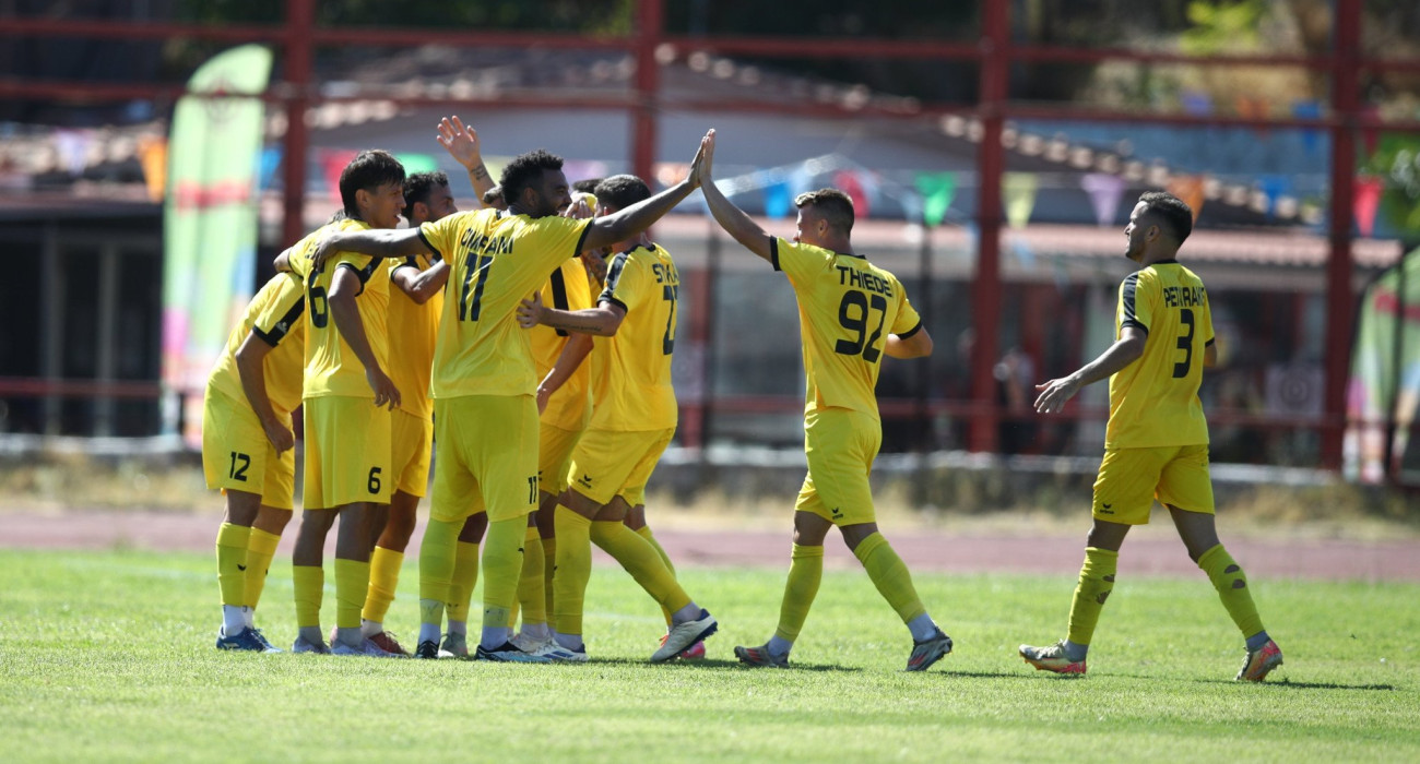 Οι ποδοσφαιριστές της Αναγέννησης Καρδίτσας πανηγυρίζουν / Πηγή: Eurokinissi