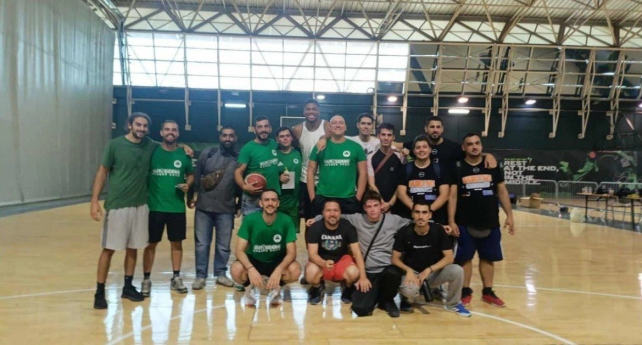 Ο Γιάννης Αντετοκούνμπο με τους αθλητές του τμήματος Μπάσκετ Νοητικής Αναπηρίας του Παναθηναϊκού