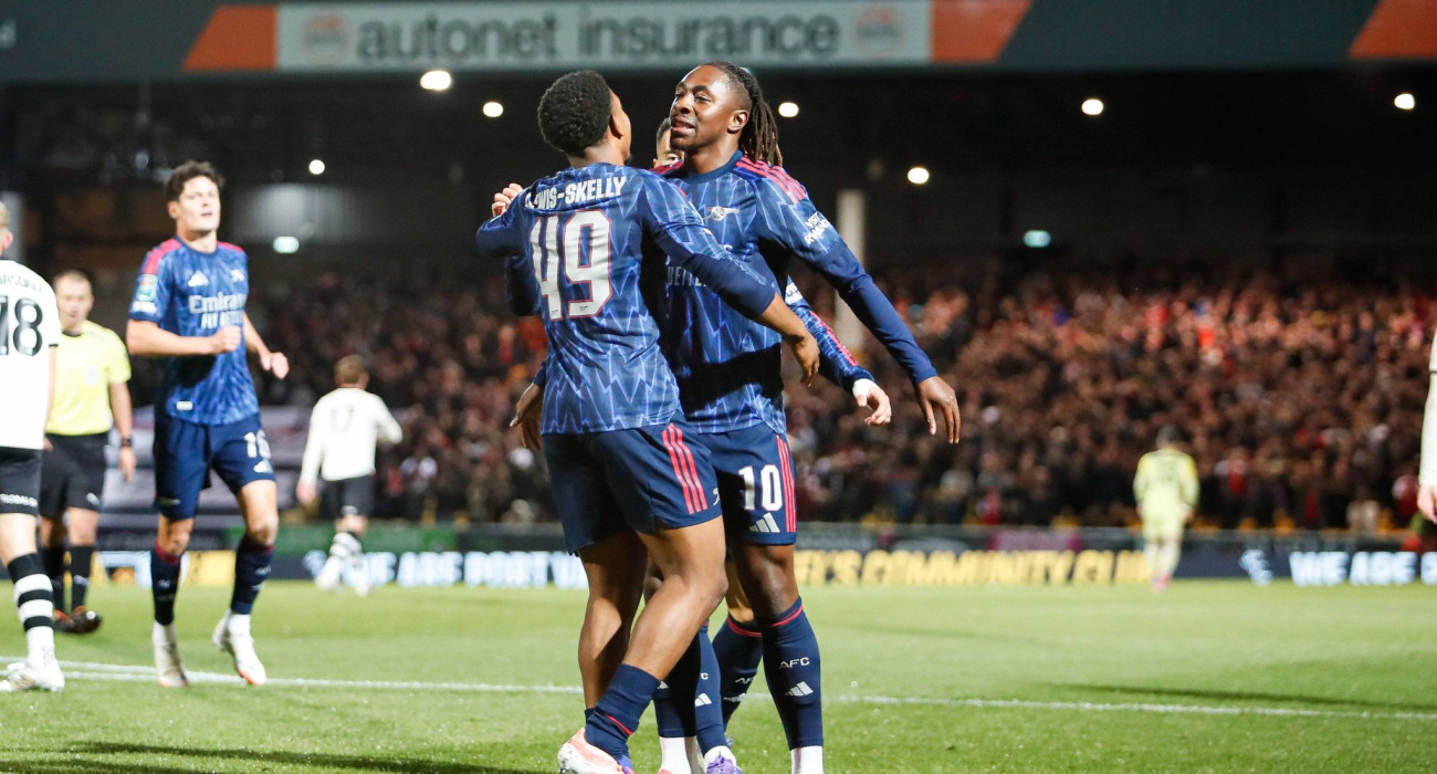 Έζε και Λιούις Κέλι πανηγυρίζει το γκολ της Άρσεναλ με την Πορτ Βέιλ / Πηγή: Imago