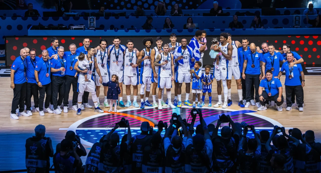 Η Εθνική ομάδα με τα μετάλλια στο στήθος - Πηγή: FIBA