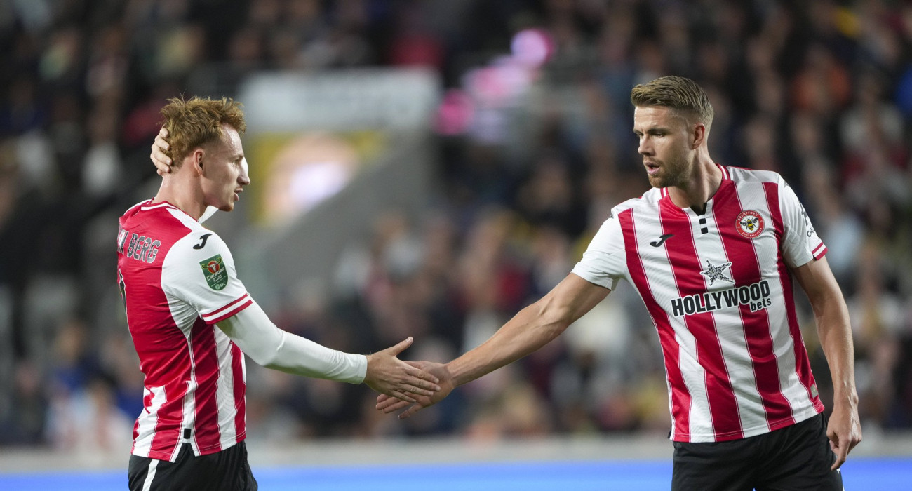 Ποδοσφαιριστές της Μπρέντφορντ στο ματς με την Άστον Βίλα / Πηγή: Imago