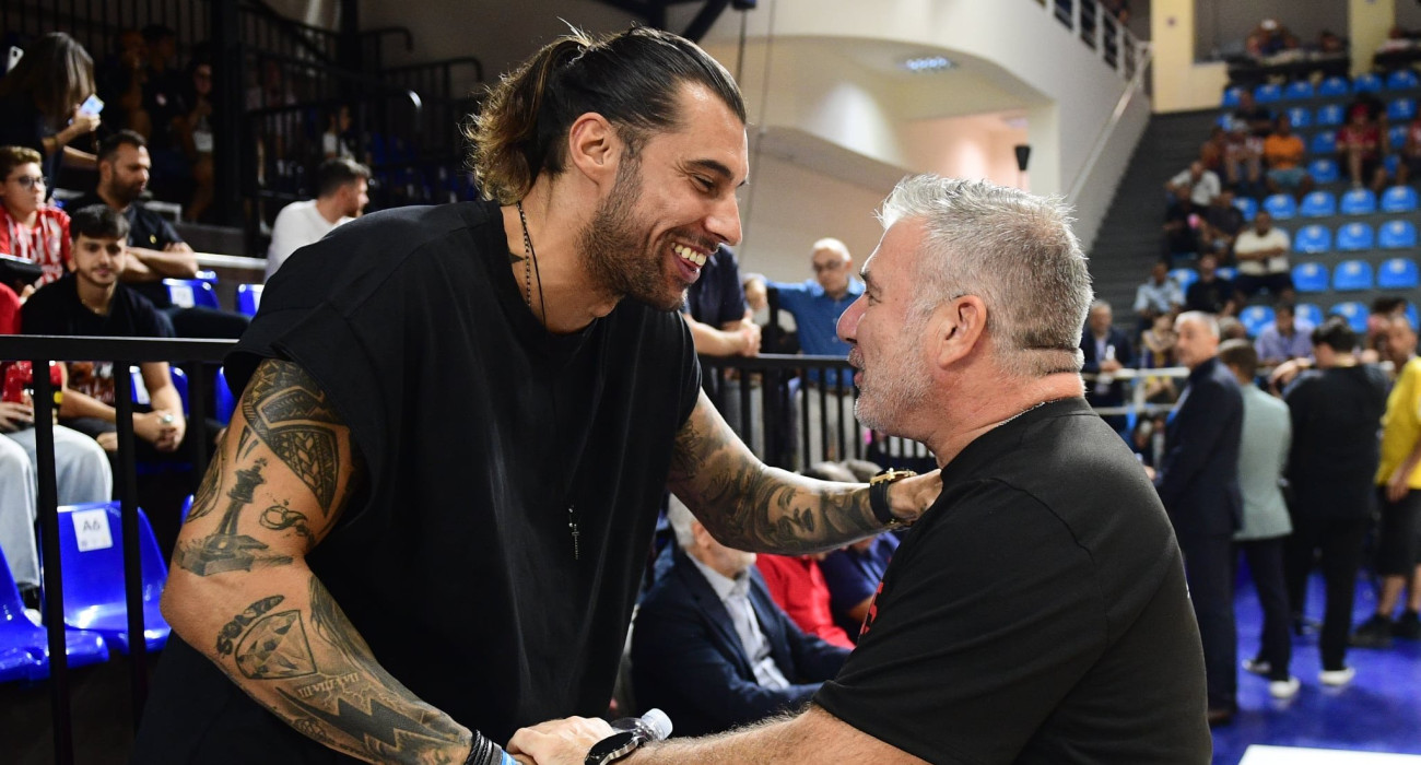 Ο θερμός χαιρετισμός ανάμεσα σε Πρίντεζη και Πασχόπουλο, Πηγή: Eurokinissi