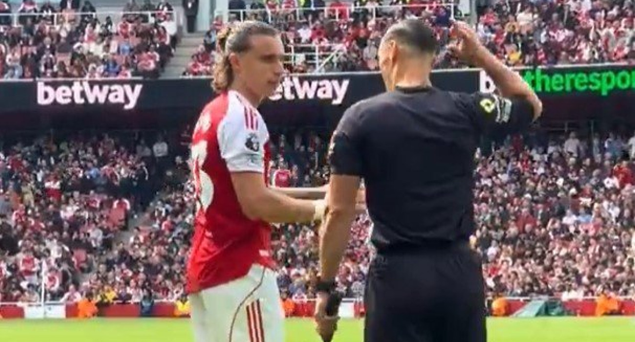 Ο Ρικάρντο Καλαφιόρι μιλάει με τον επόπτη / Screenshot