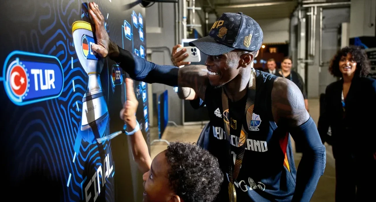 Ο Ντένις Σρέντερ και ο Σρέντερ Τζούνιορ τοποθετούν... και με τη βούλα την Εθνική Γερμανίας στην κορυφή της Ευρώπης / Πηγή: FIBA Basketball