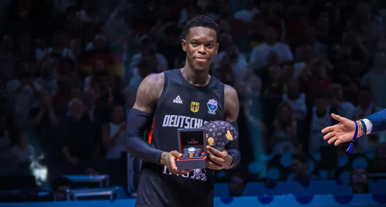 Ο Ντένις Σρέντερ με το βραβείο του MVP του EuroBasket/Πηγή: FIBA