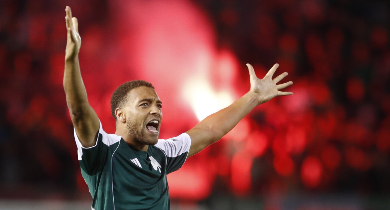 Ο Σίριλ Ντέσερς πανηγυρίζει το γκολ που σημείωσε εναντίον του Ολυμπιακού - ΠΗΓΗ: Eurokinissi