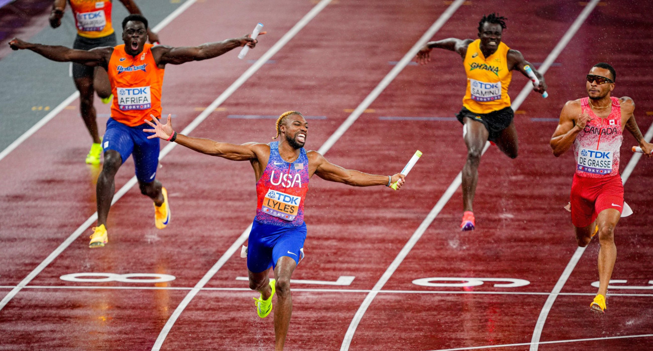 Ο Νόα Λάιλς (ΗΠΑ) τερματίζει πρώτος στον τελικό της 4Χ100μ των ανδρών / Πηγή: Diogo Cardoso for World Athletics