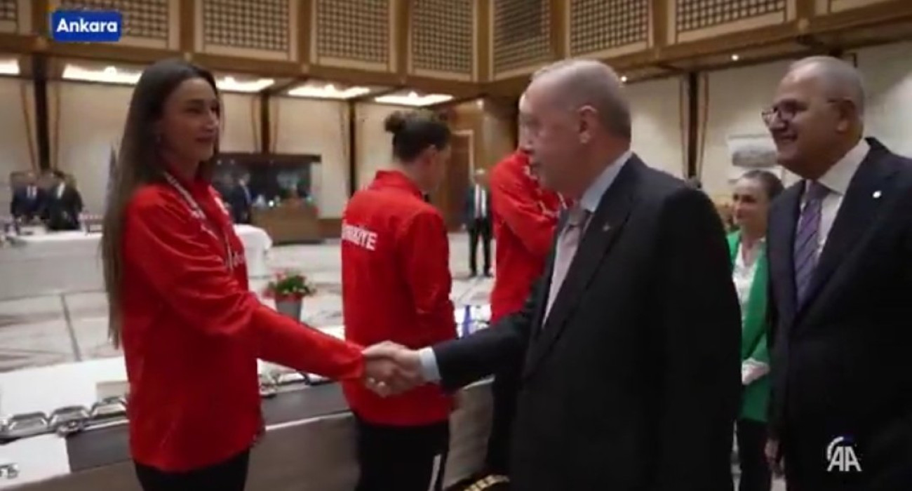 Σάλος στην Τουρκία: Αθλήτρια της Εθνικής βόλεϊ γύρισε την πλάτη στον Ερντογάν