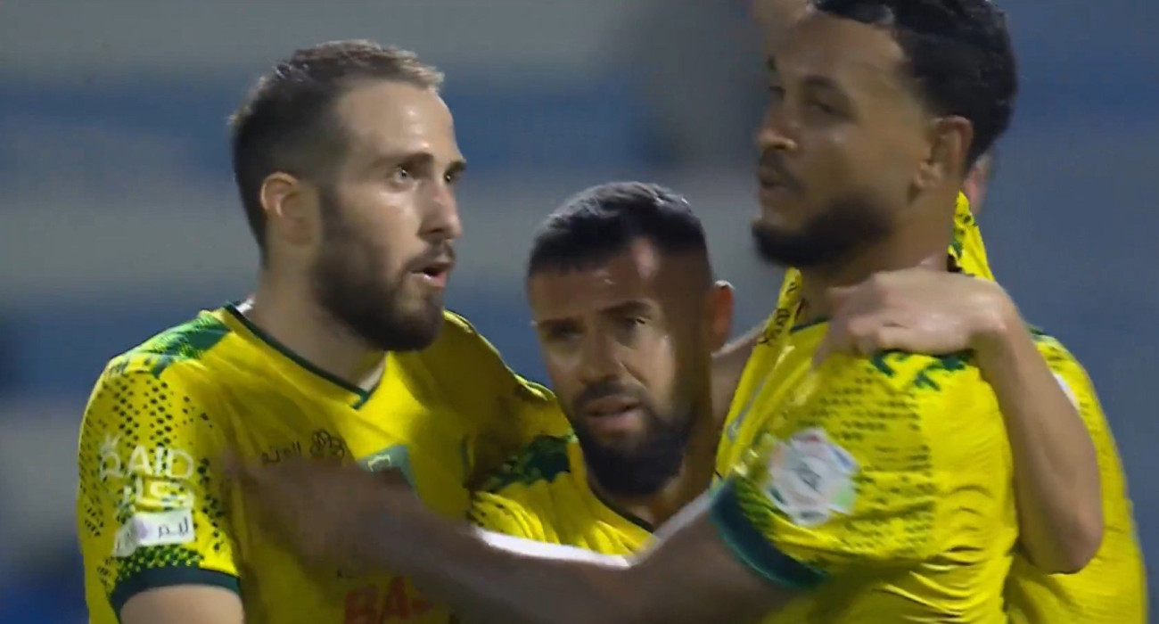 Ο Φορτούνης πανηγυρίζει με τους συμπαίκτες του / Screenshot