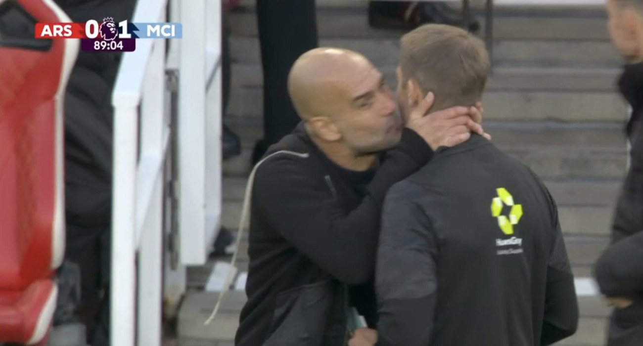 Ο Πεπ Γκουαρδιόλα φιλάει τον τέταρτο διαιτητή / Screenshot