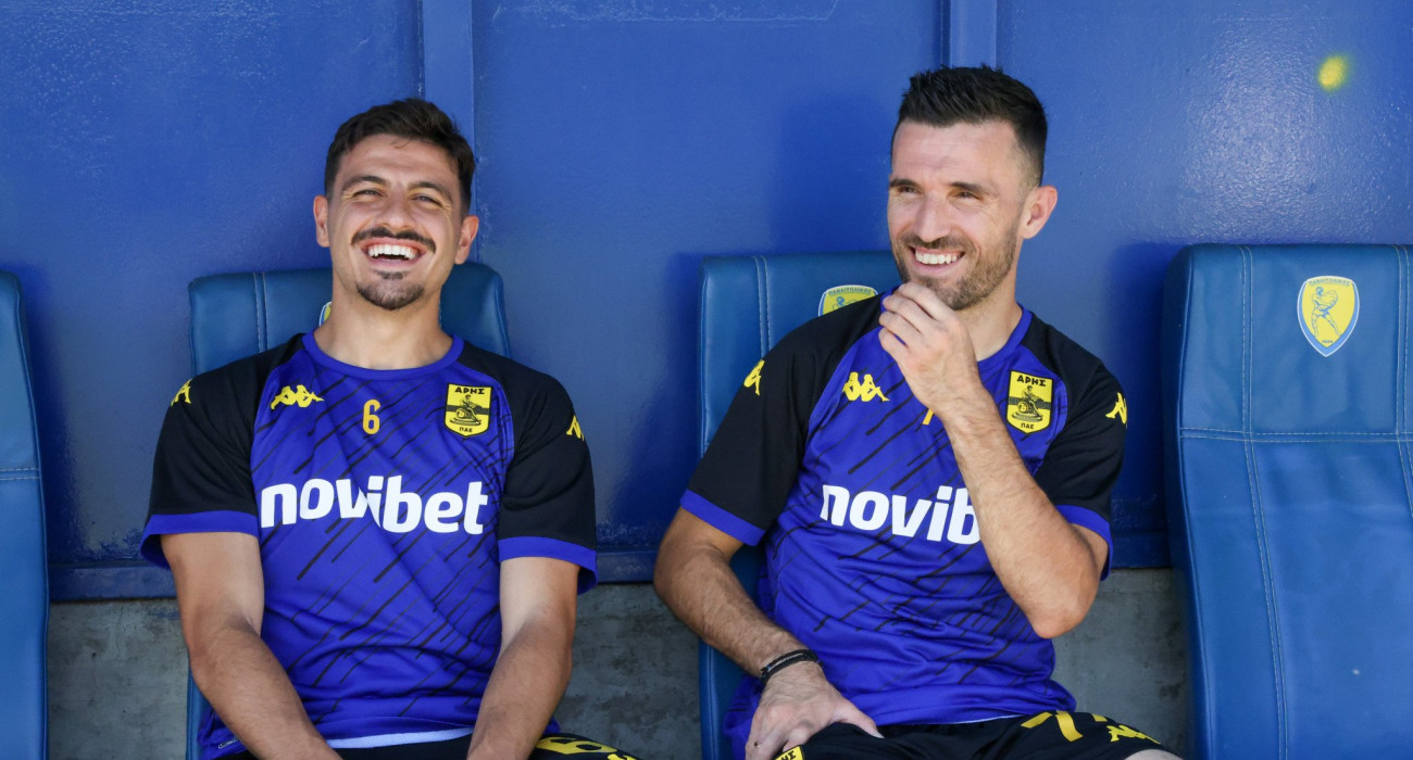 Ο Κώστας Γαλανόπουλος με τον Γιάννη Γιαννιώτα στον Άρη / Πηγή: Eurokinissi