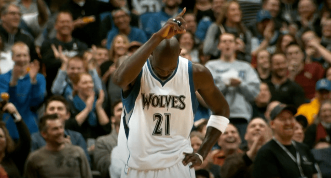 Ο Κέβιν Γκαρνέτ φορώντας την ιστορική φανέλα με το Νο.21 / Πηγή: Screenshot