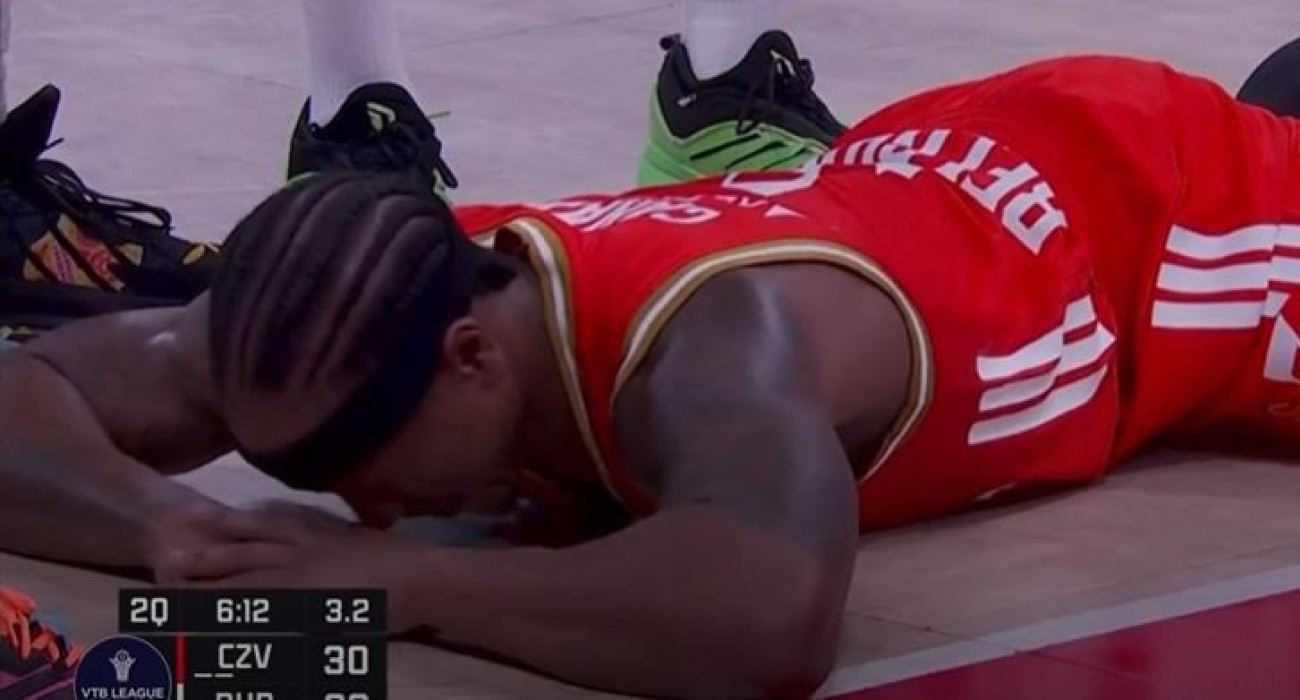 Ο Κάαναν ταλαιπωρείται από τους πόντους που νιώθει στο γόνατό του / Πηγή: Screenshot