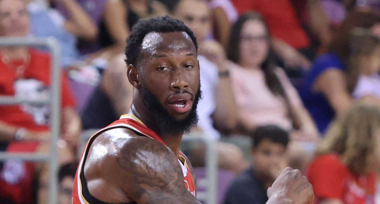 O Ντόντα Χολ με τη φανέλα του Ολυμπιακού, Πηγή: Intime