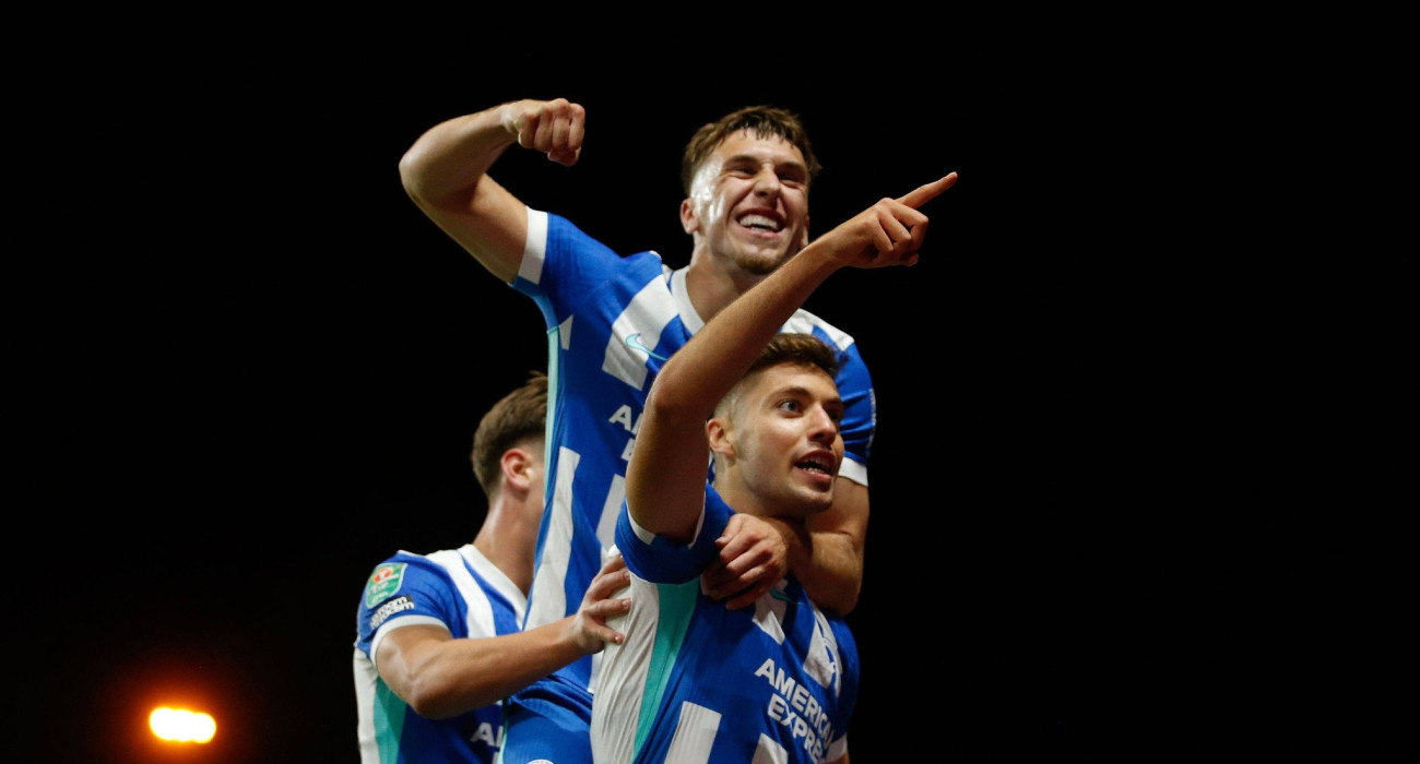 Ο Στέφανος Τζίμας πανηγυρίζει γκολ με τους συμπαίκτες του στην Μπράιτον / Πηγή: Imago