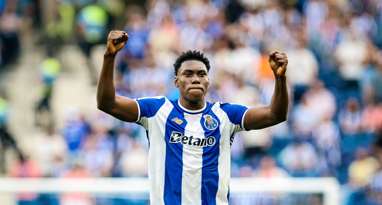 Ο Σάμου πανηγυρίζει με τη φανέλα της Πόρτο / Πηγή: Imago