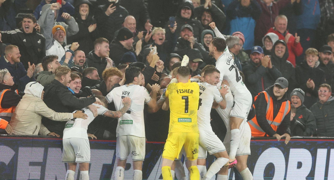 Ξέφρενοι πανυγηρισμοί από τους παίκτες της Σουόνσι στη νίκη-πρόκριση επί της Νότιγχαμ / Πηγή: Imago