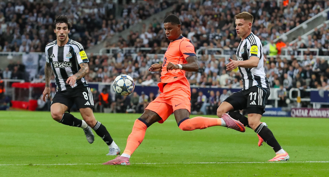 Ο Μάρκους Ράσφορντ της Μπαρτσελόνα ταλαιπωρεί την άμυνα της Νιουκαστλ / Πηγή: Imago