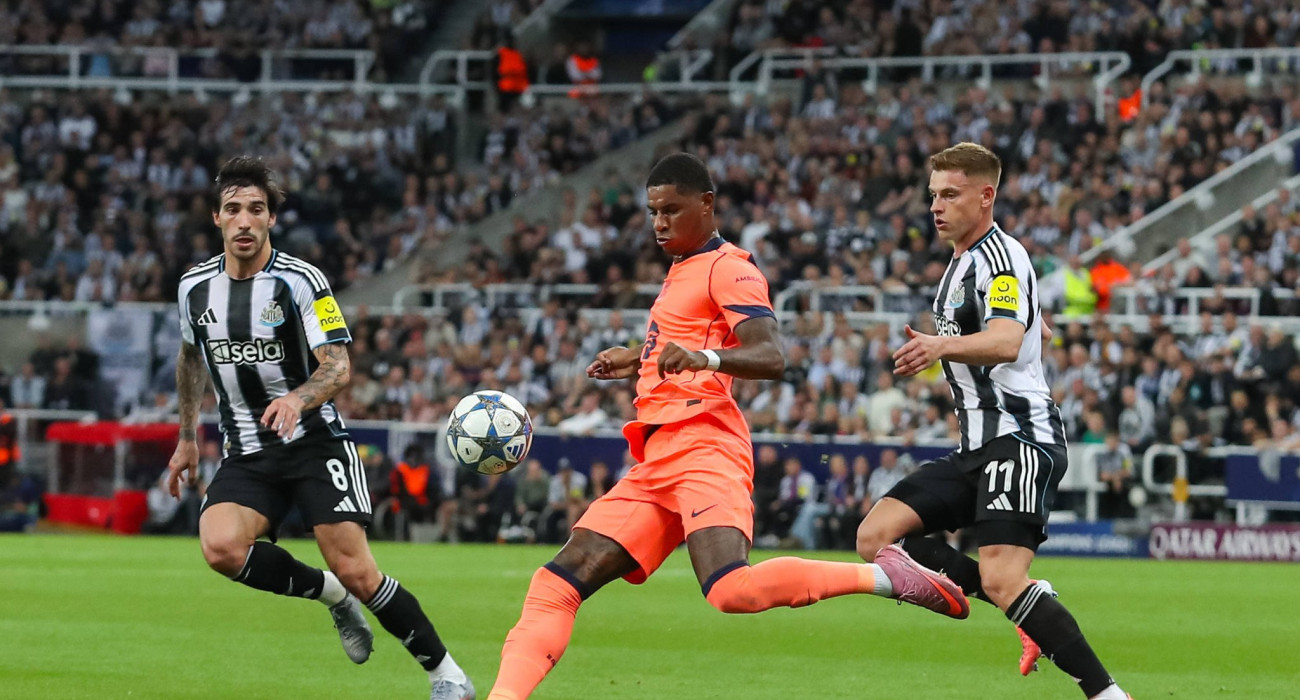 Ο Μάρκους Ράσφορντ της Μπαρτσελόνα ταλαιπωρεί την άμυνα της Νιουκαστλ / Πηγή: Imago