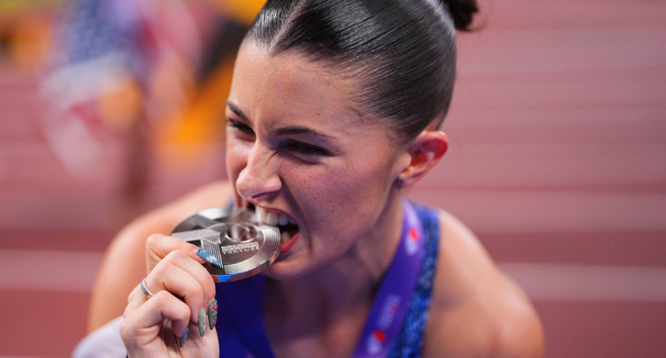 Η Έιμι Χαντ με το ασημένιο μετάλλιο στα δόντια / Πηγή: Imago