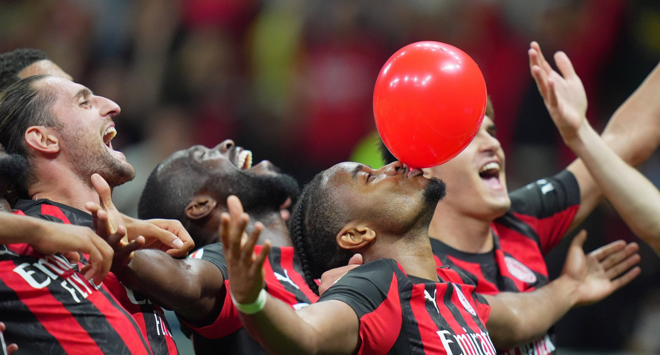 Ο Κριστοφέρ Ενκουνκού της Μίλαν φουσκώνει το κόκκινο μπαλόνι και με αυτόν τον τρόπο πανηγυρίζει το γκολ του / Πηγή: Imago