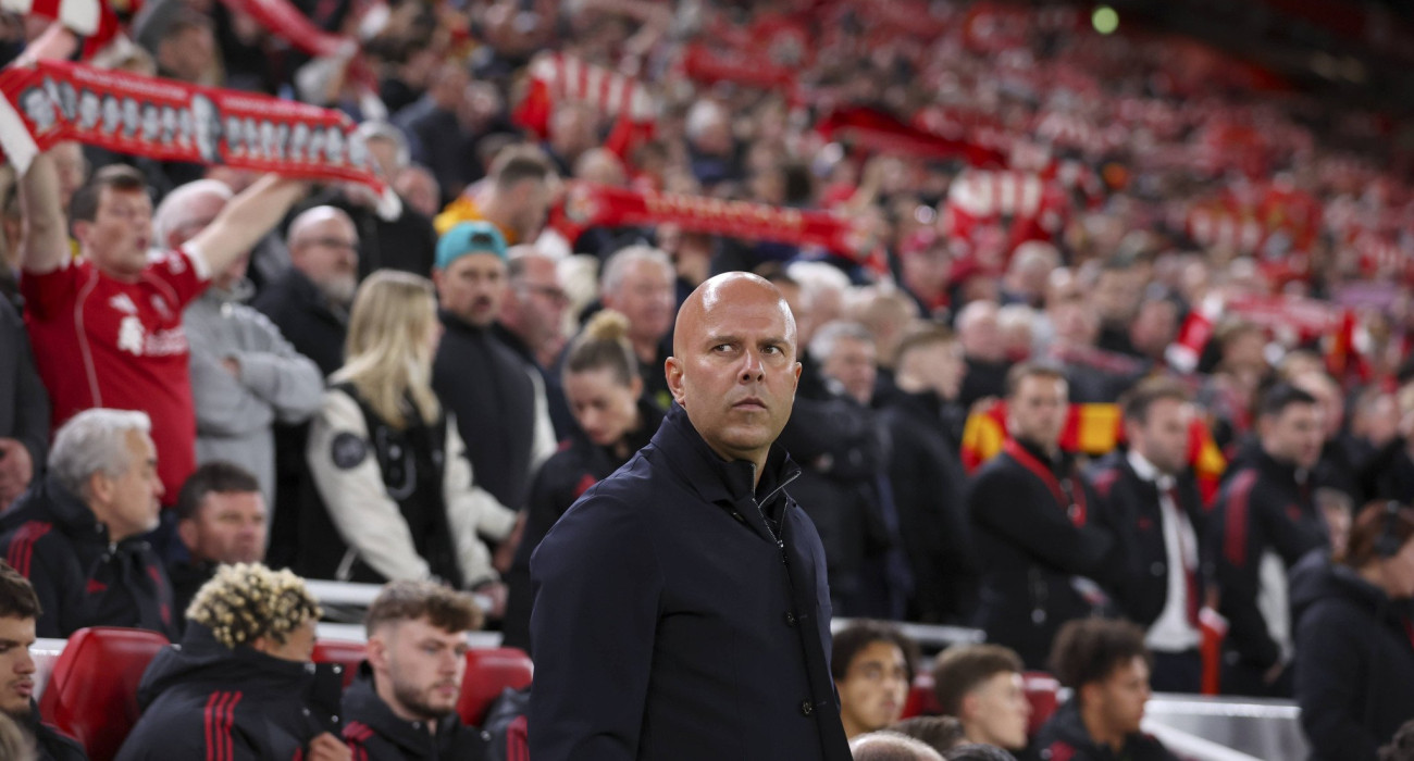 Ο τεχνικός της Λίβερπουλ, Άρνε Σλοτ και πίσω του οι οπαδοί της ομάδας / Πηγή: Imago