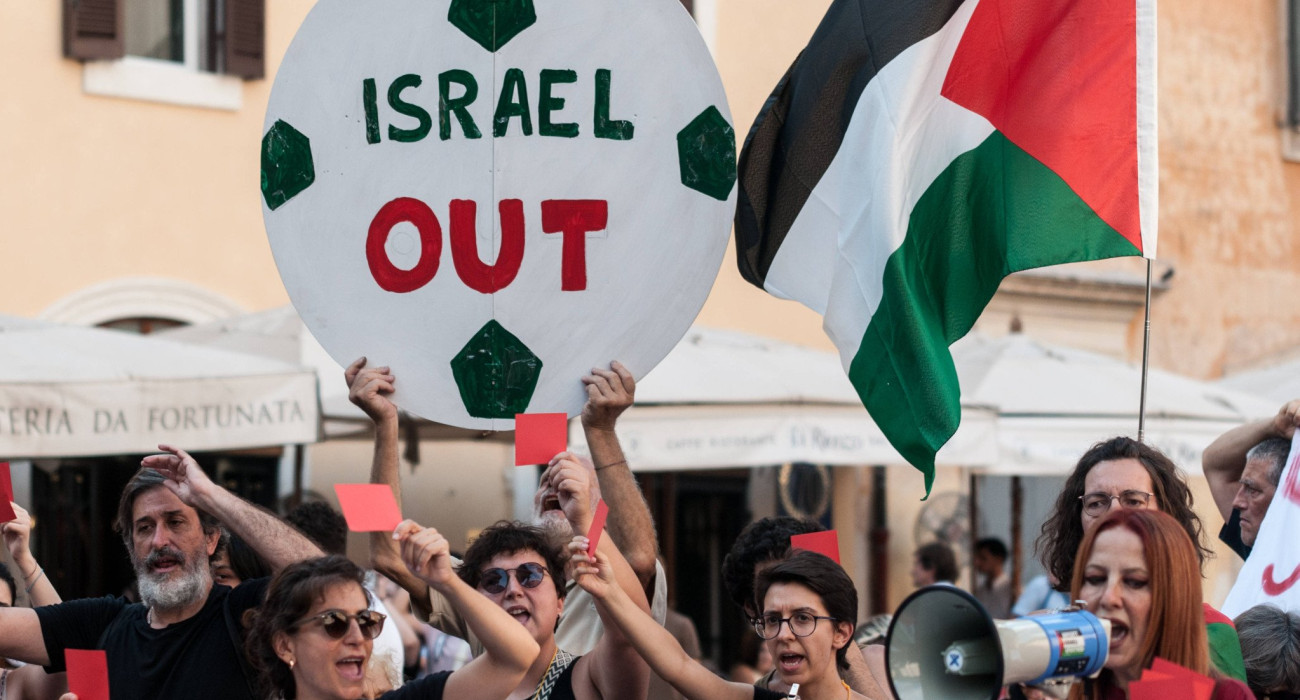 Διαμαρτυρία κατά της συμμετοχής του Ισραήλ σε ποδοσφαιρικές διοργανώσεις / Πηγή: Imago