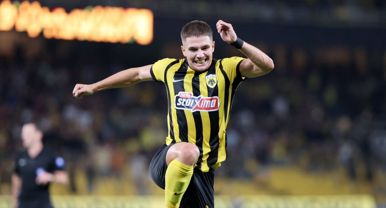 Ο Δημήτρης Καλοσκάμης πανηγυρίζει στο ΑΕΚ-Παναιτωλικός / Πηγή: Inti