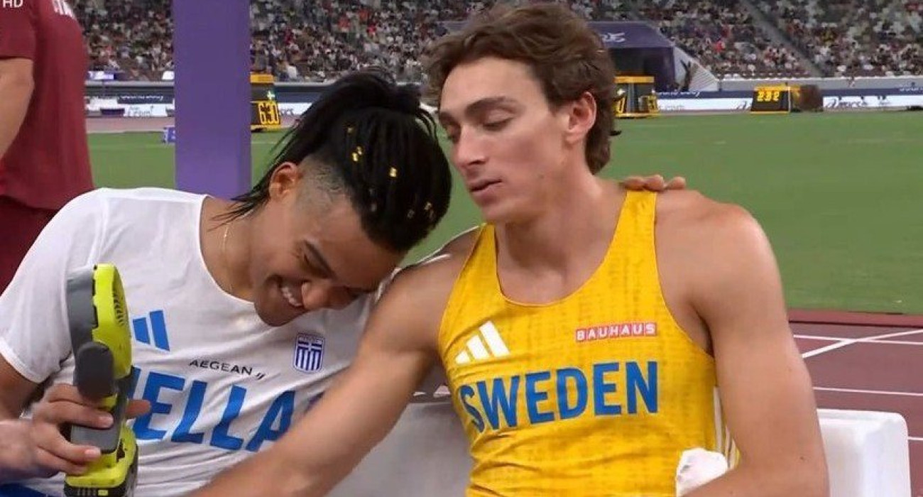 Ο Καραλής δροσίζει τον Ντουμπλάντις με φορητό ανεμιστήρα / Screenshot