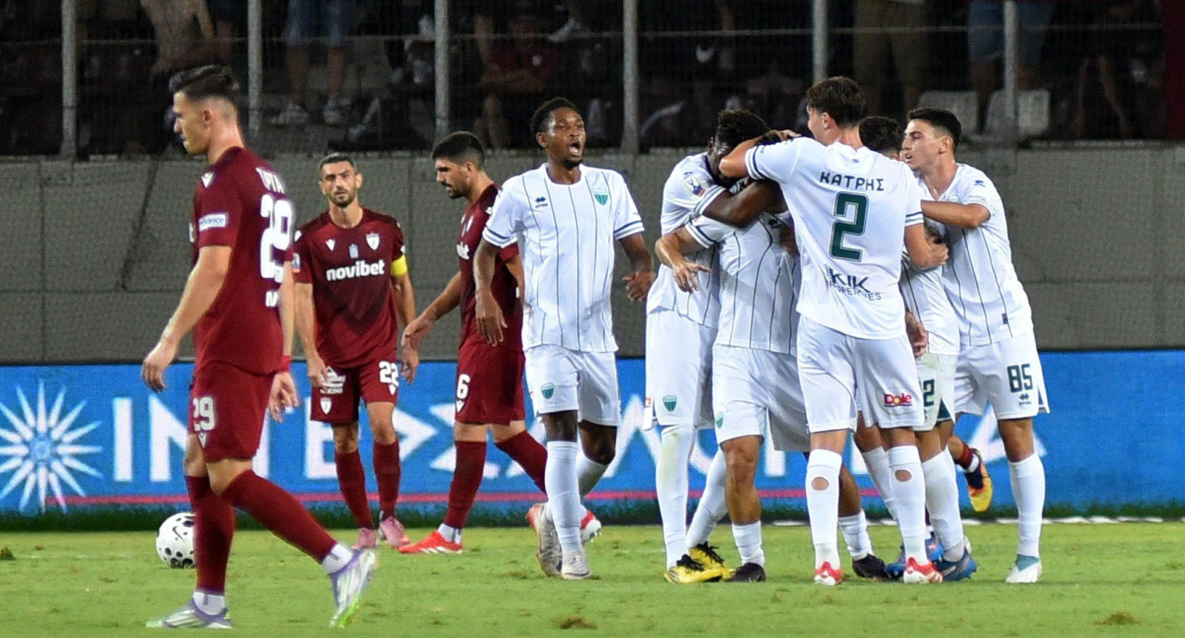 Οι ποδοσφαιριστές του Λεβαδειακού πανηγυρίζουν το γκολ στην AEL FC Arena / Πηγή: Intime