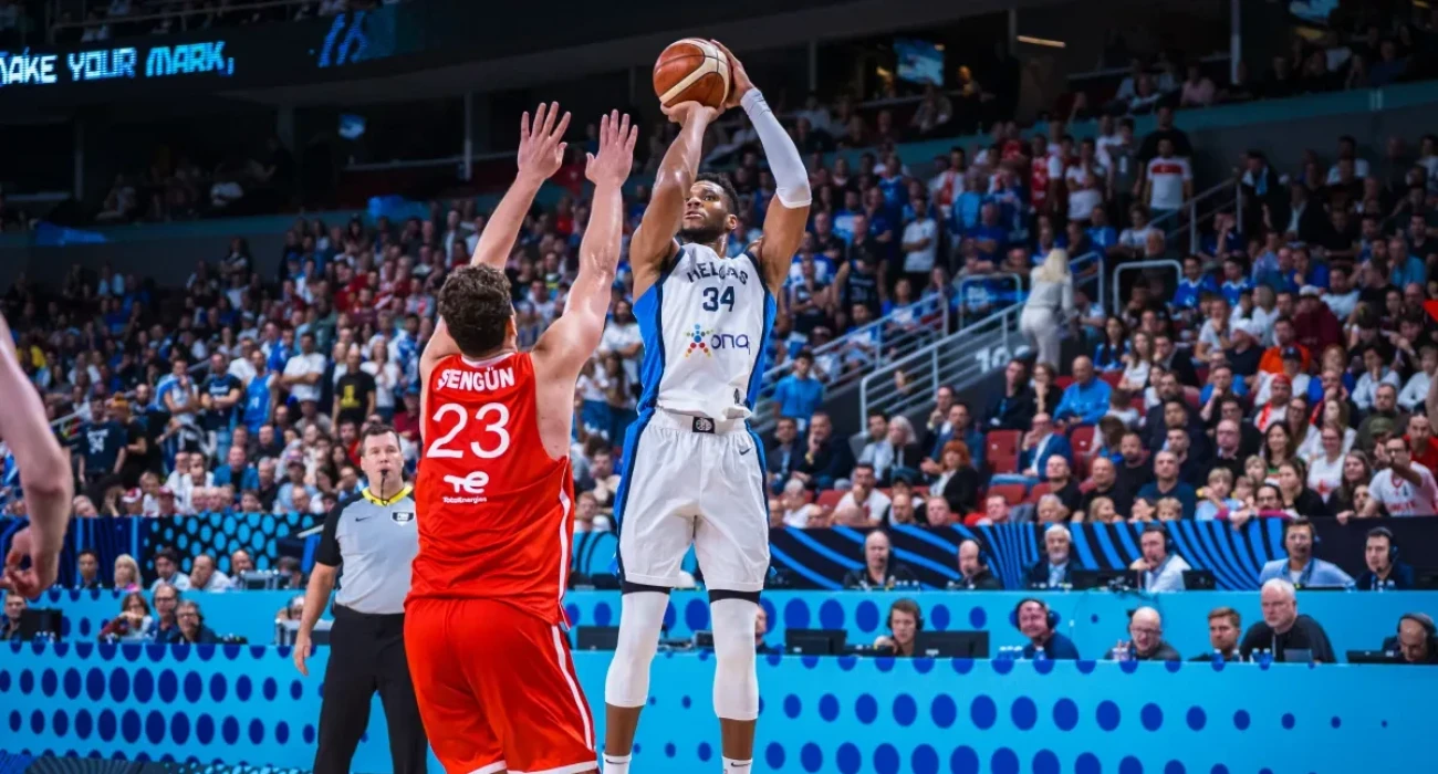 Ο Γιάννης Αντετοκούνμπο και ο Αλπερέν Σενγκούν / Πηγή: FIBA
