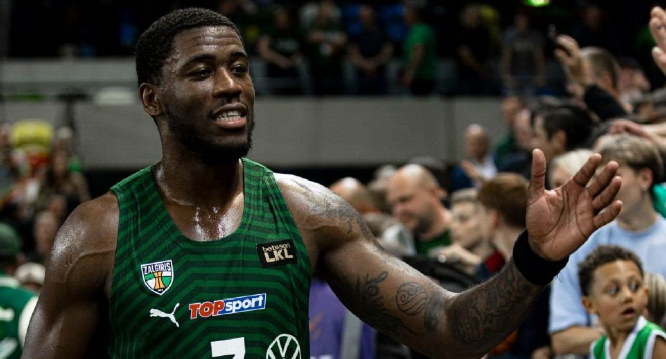 O Μόουζες Ράιτ με τη φανέλα της Ζάλγκιρις