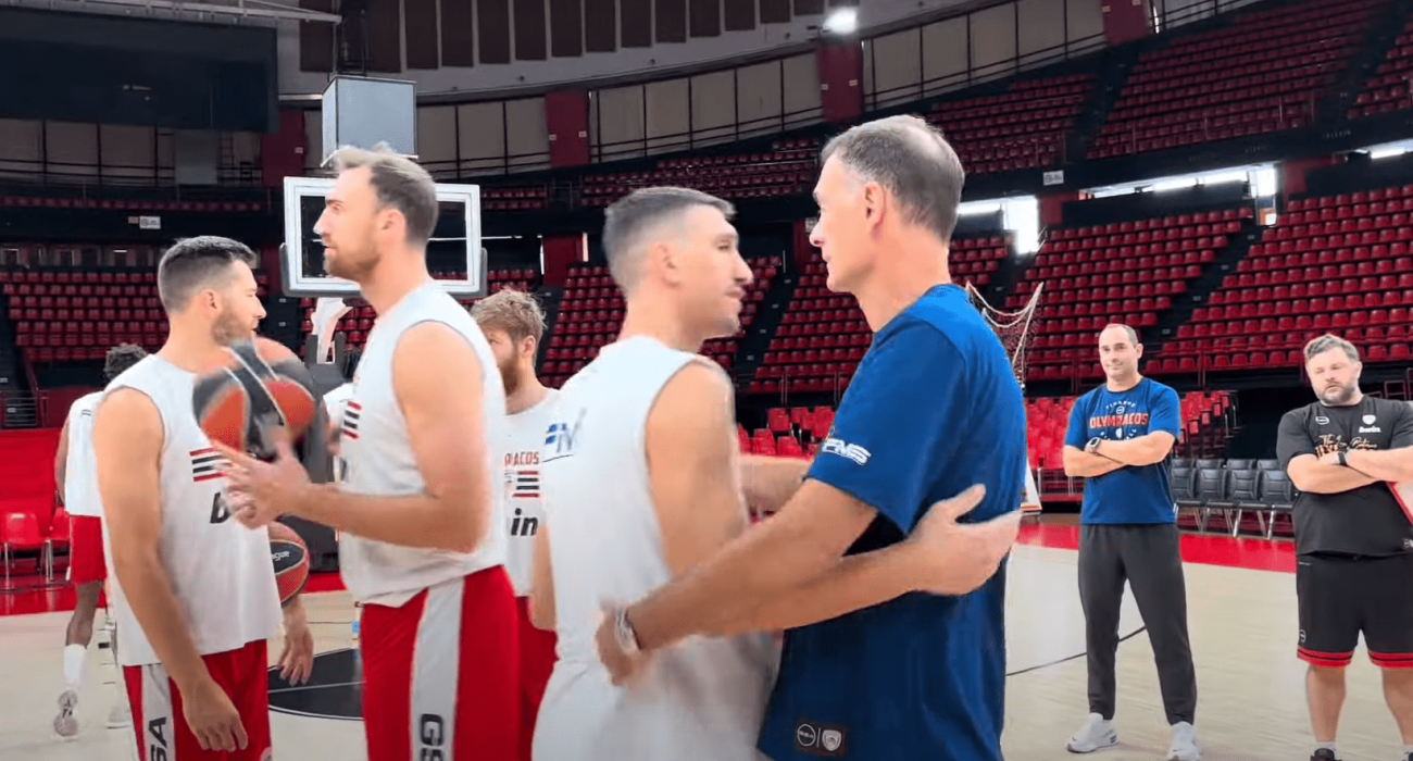 Θερμή υποδοχή των διεθνών του Ολυμπιακού στο ΣΕΦ (video)