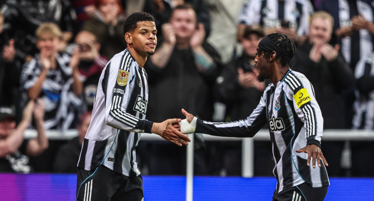 Οι ποδοσφαιριστές της Νιουκάστλ πανηγυρίζουν τη νίκη επί της Μπράντφορντ / Πηγή: Imago