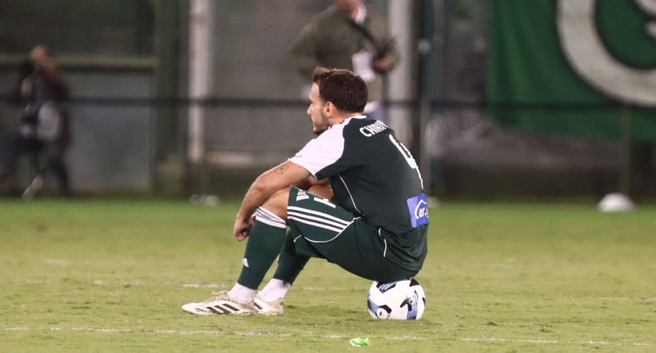 Η απογοήτευση στο πρόσωπο του Πέδρο Τσιριβέγια, μετά το ισόπαλο 1-1 του Παναθηναϊκού με τον Ολυμπιακό - ΠΗΓΗ: Eurokinissi