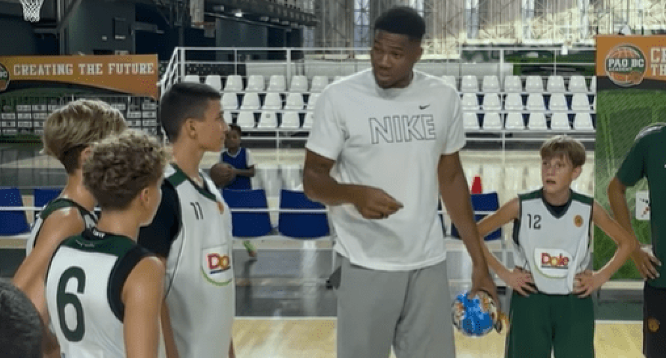 O Γιάννης Αντετοκούνμπο δίπλα στους μικρούς παίκτες του Παναθηναϊκού