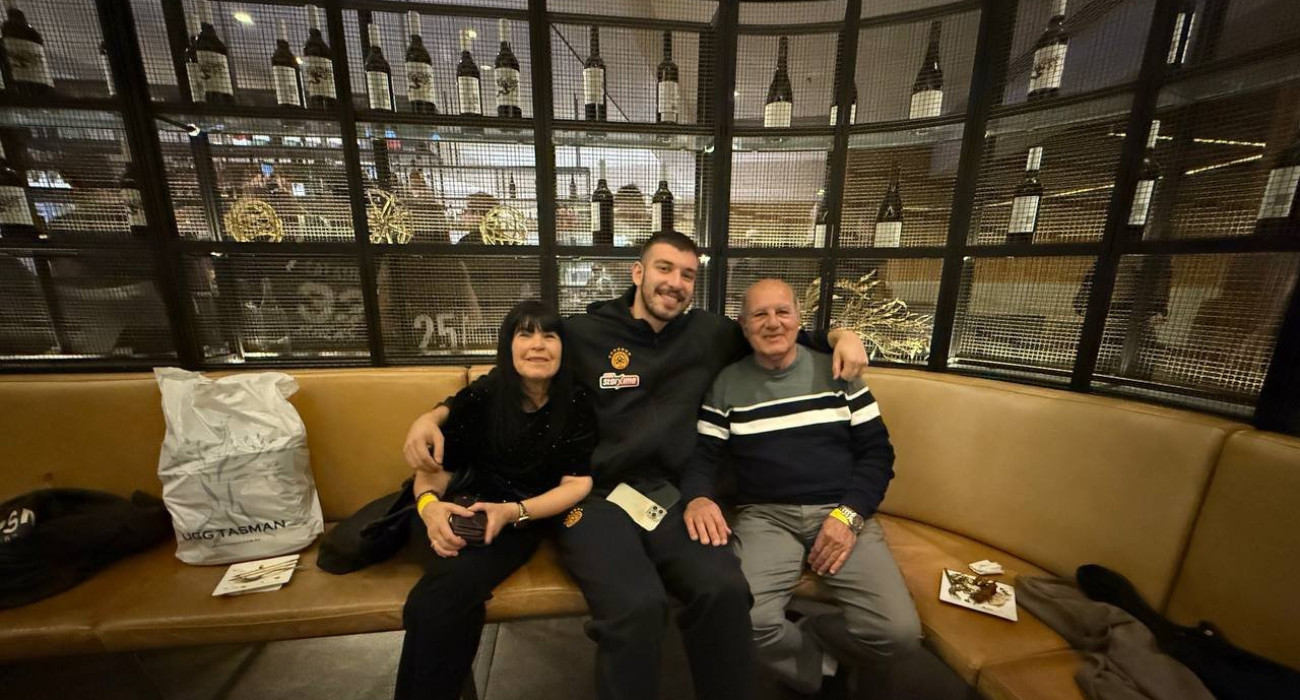 Ο Νίκος Ρογκαβόπουλος μαζί με συγγενείς του που μένουν στην Αυστραλία / Πηγή: Βαγγέλης Στόλης