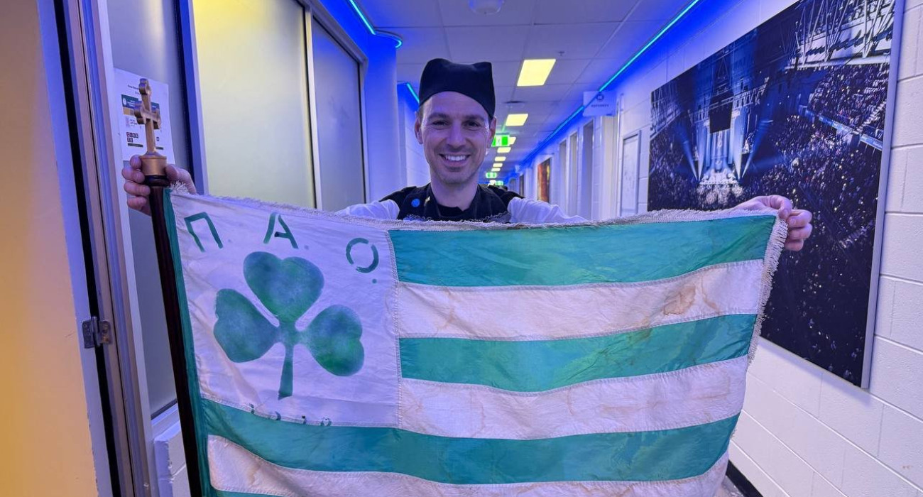 Ο φίλος του Παναθηναϊκού, με τη σημαία 65 ετών