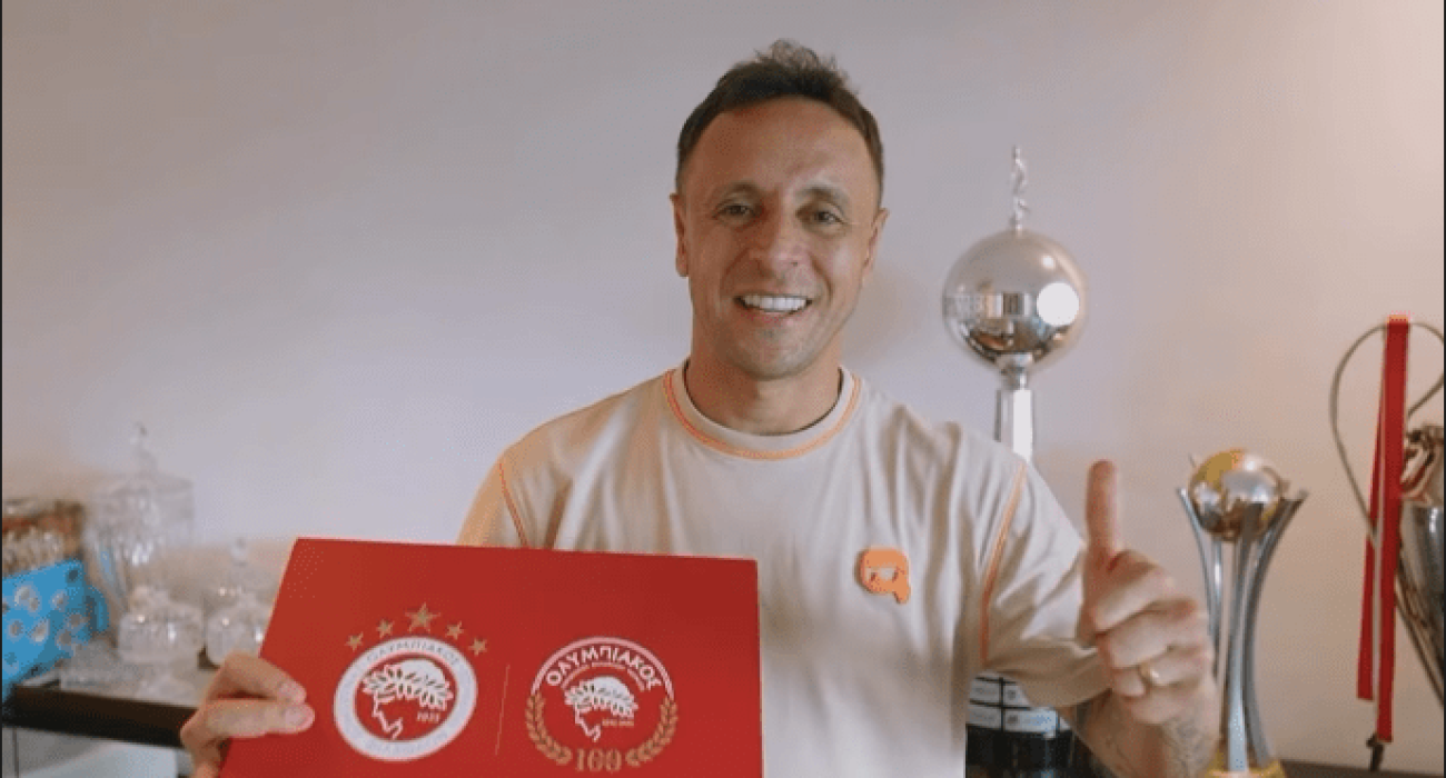 Ο Ραφίνια με το δώρο από τον Ολυμπιακό / Screenshot