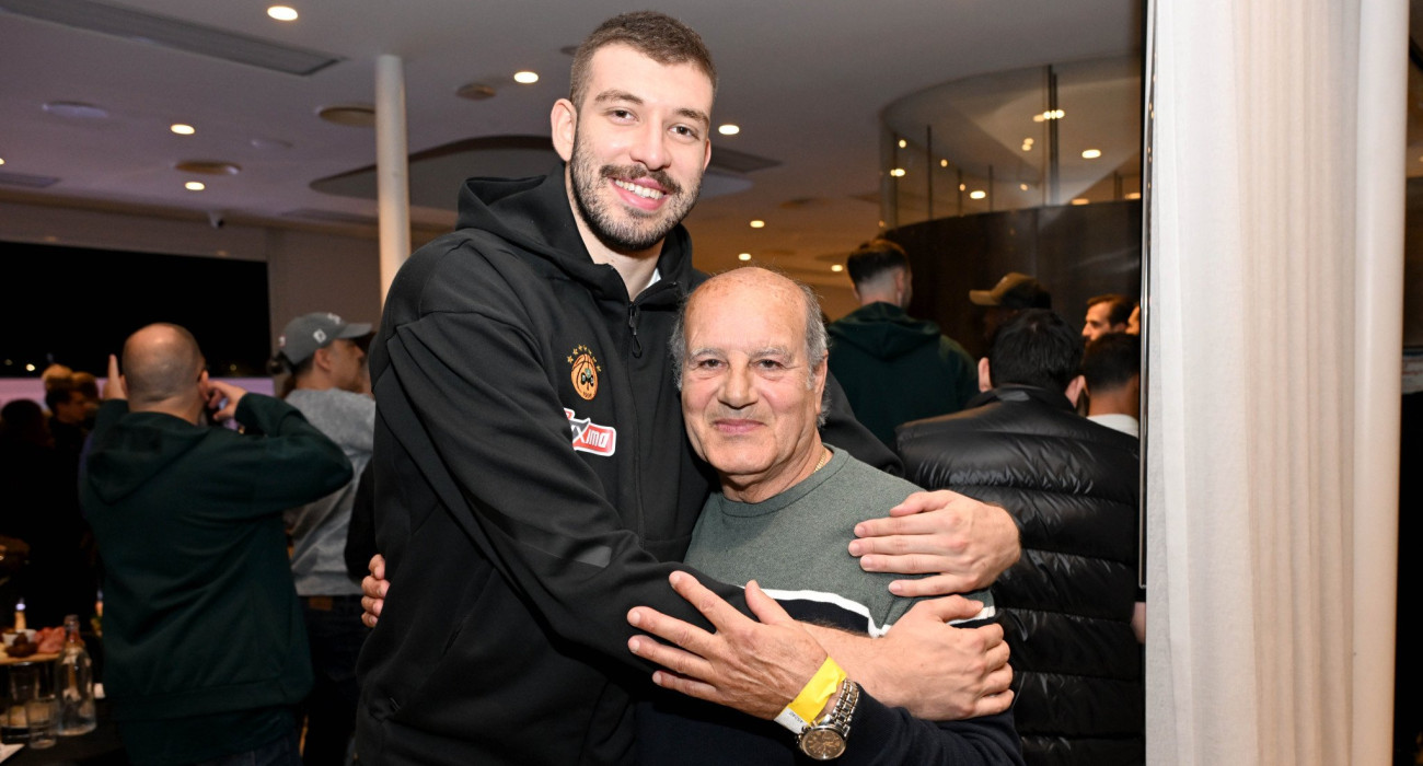 Ο Νίκος Ρογκαβόπουλος συναντά τον θείο του από την Αυστραλία / Πηγή: Β. Στόλης